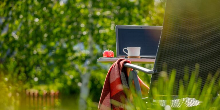 Un ordinateur sur une table d'extérieur pour profiter d'Internet dans le jardin et en plein air