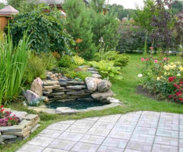 Une belle cascade installée dans un jardin paysager