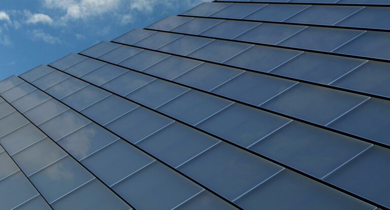 De stuiles solaires installées sur un toit pour produire de l'électricité