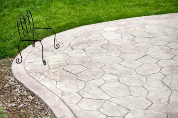 Une terrasse en béton dan sun jardin