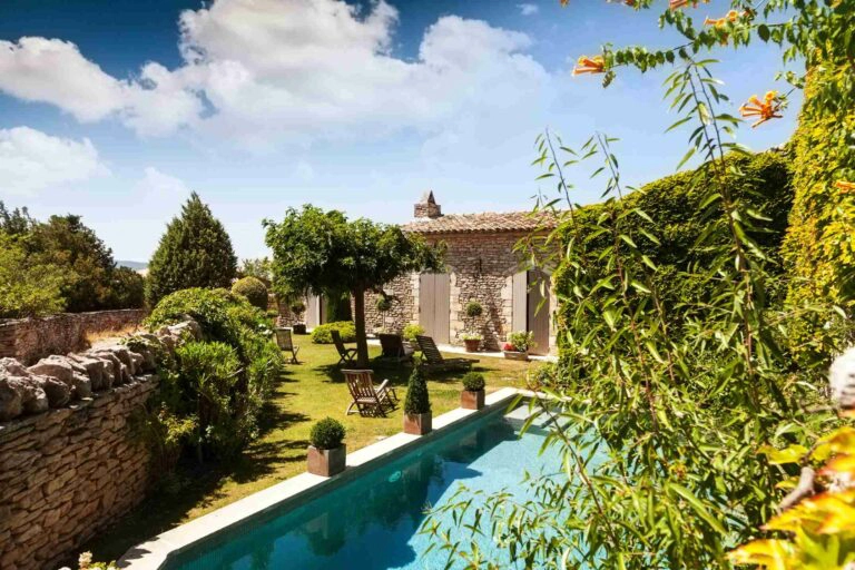Une très belle maison provençale avec son jardin aménagée et sa piscine