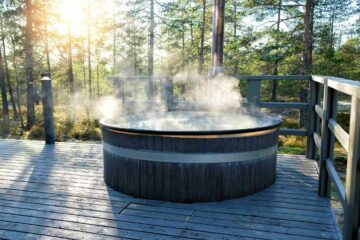 Un bain nordique ou kota finlandais installé sur une terrasse en bois
