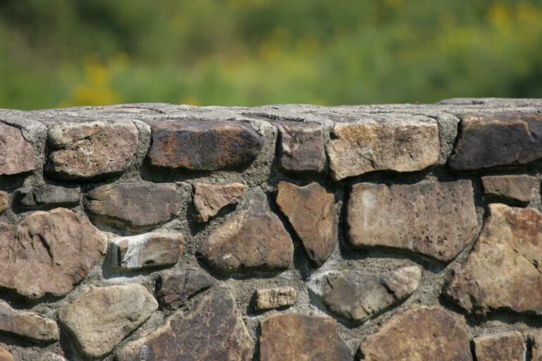 Un muret composé de pierre natuelle