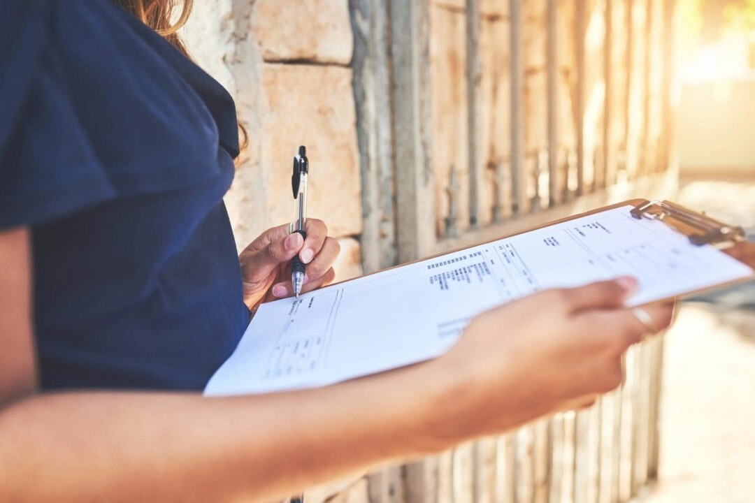 Une femme passe en revue la livraison de travaux d'aménagement d'extérieur