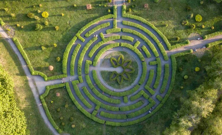 Un labyrinthe intégré dans un jardin à la française
