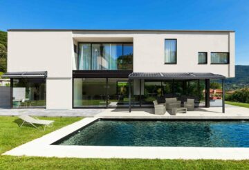 Une belle maison avec sa piscine et sa pergola solaire