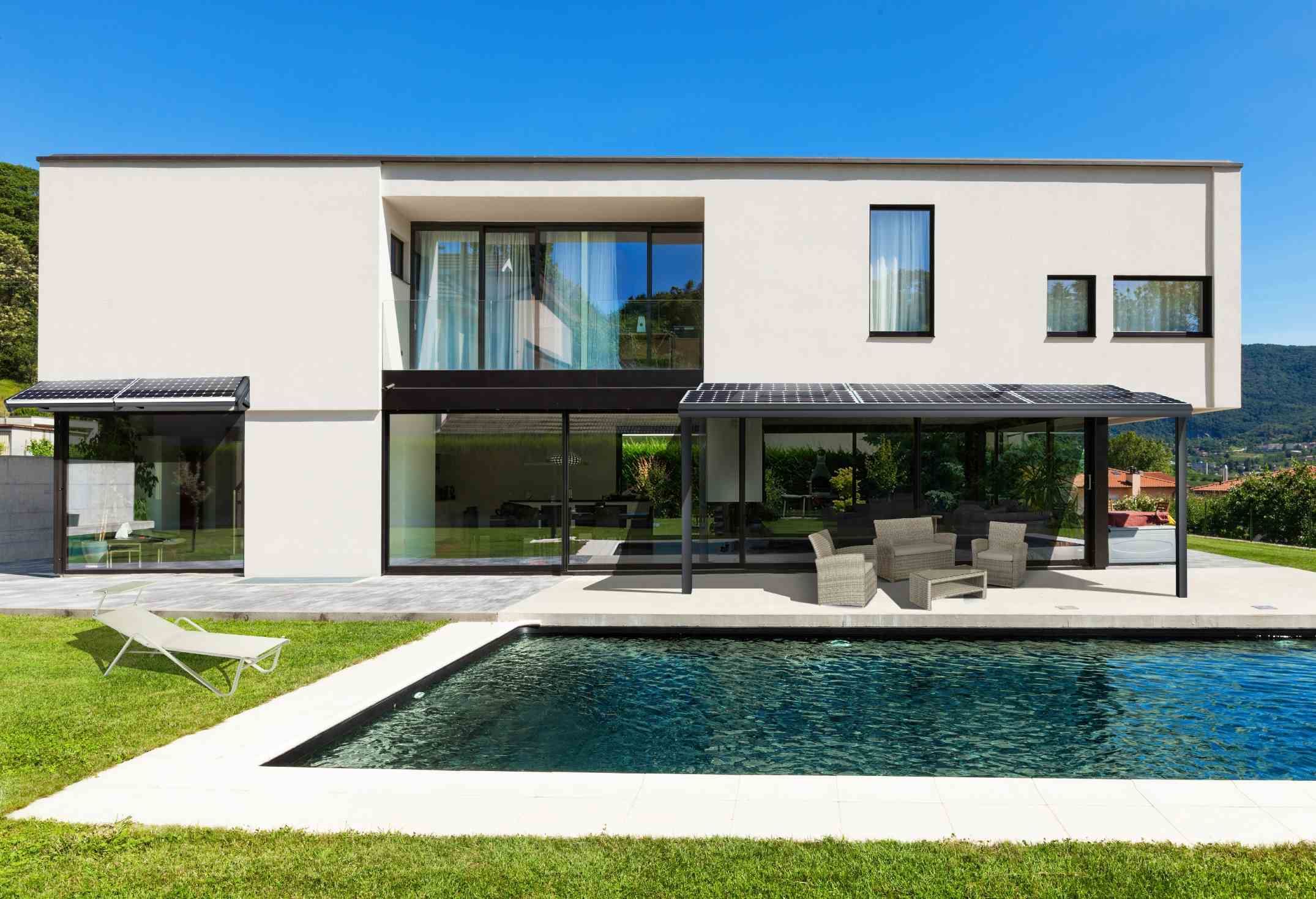 Une belle maison avec sa piscine et sa pergola solaire